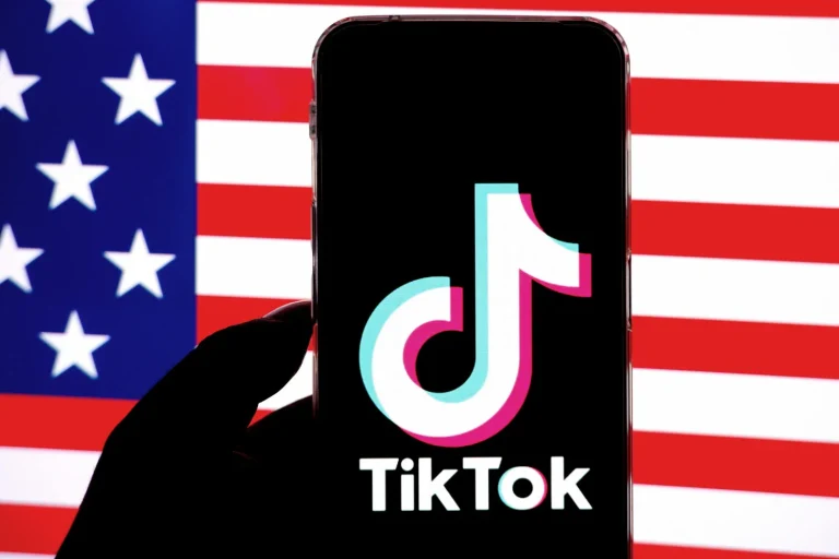 tiktok-phone-american-flag-GettyImages-1246687576-2400-1500x1000