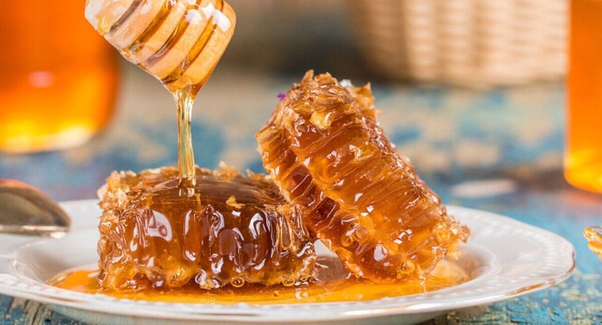 عسل موم دار - شکرک زدن عسل