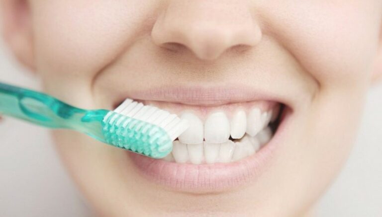 سفید کردن دندان با جوش شیرین