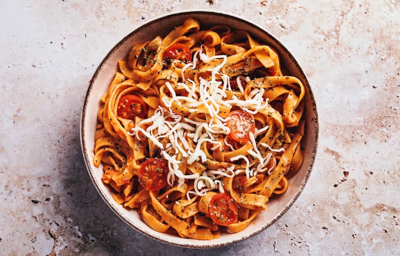 پاستا با پنیر پیتزا - طرز تهیه ماکارونی بدون دم کشیدن