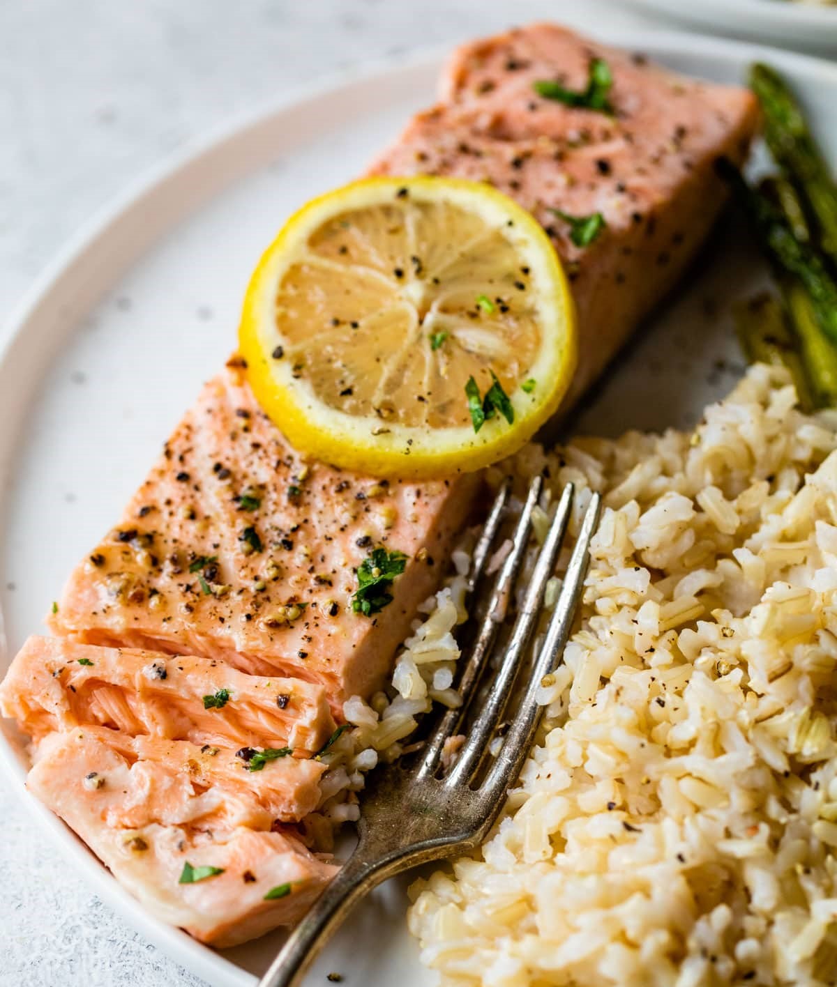 مزه دار کردن ماهی قزل آلا با عسل و کنجد