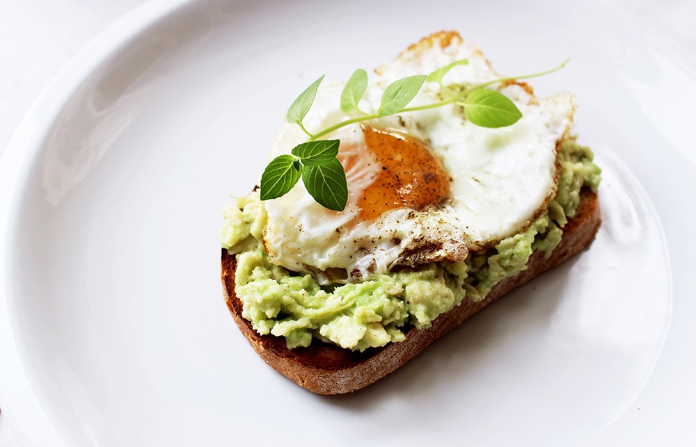 تست تخم مرغ و آووکادو - بهترین صبحانه برای لاغری