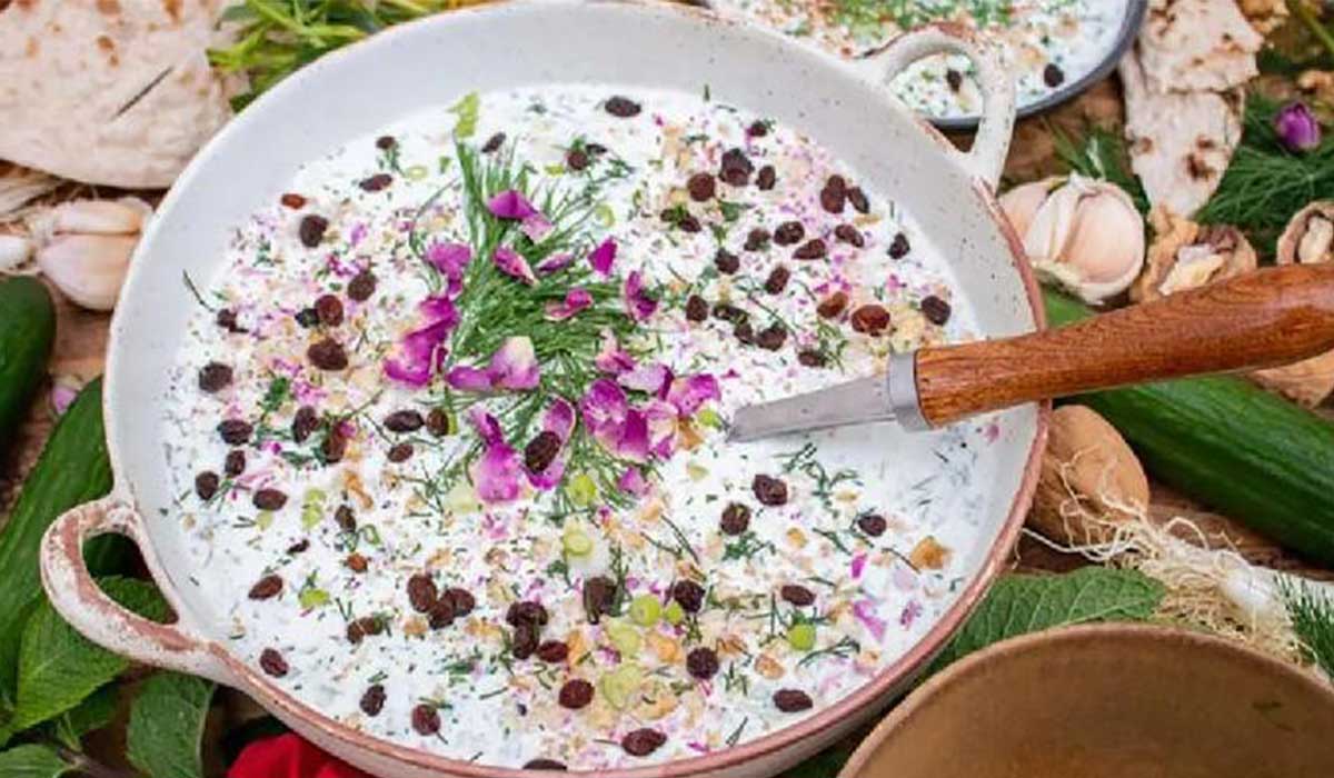 طرز تهیه آب دوغ خیار مجلسی با کشمش