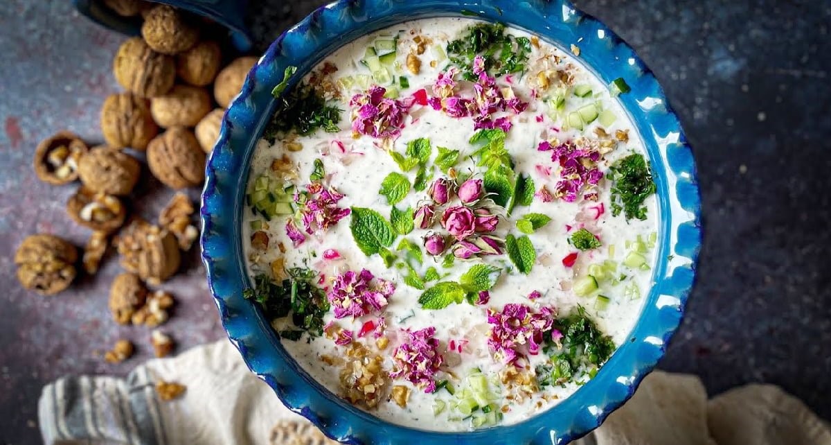 غذای مناسب تابستان - طرز تهیه آب دوغ خیار مجلسی