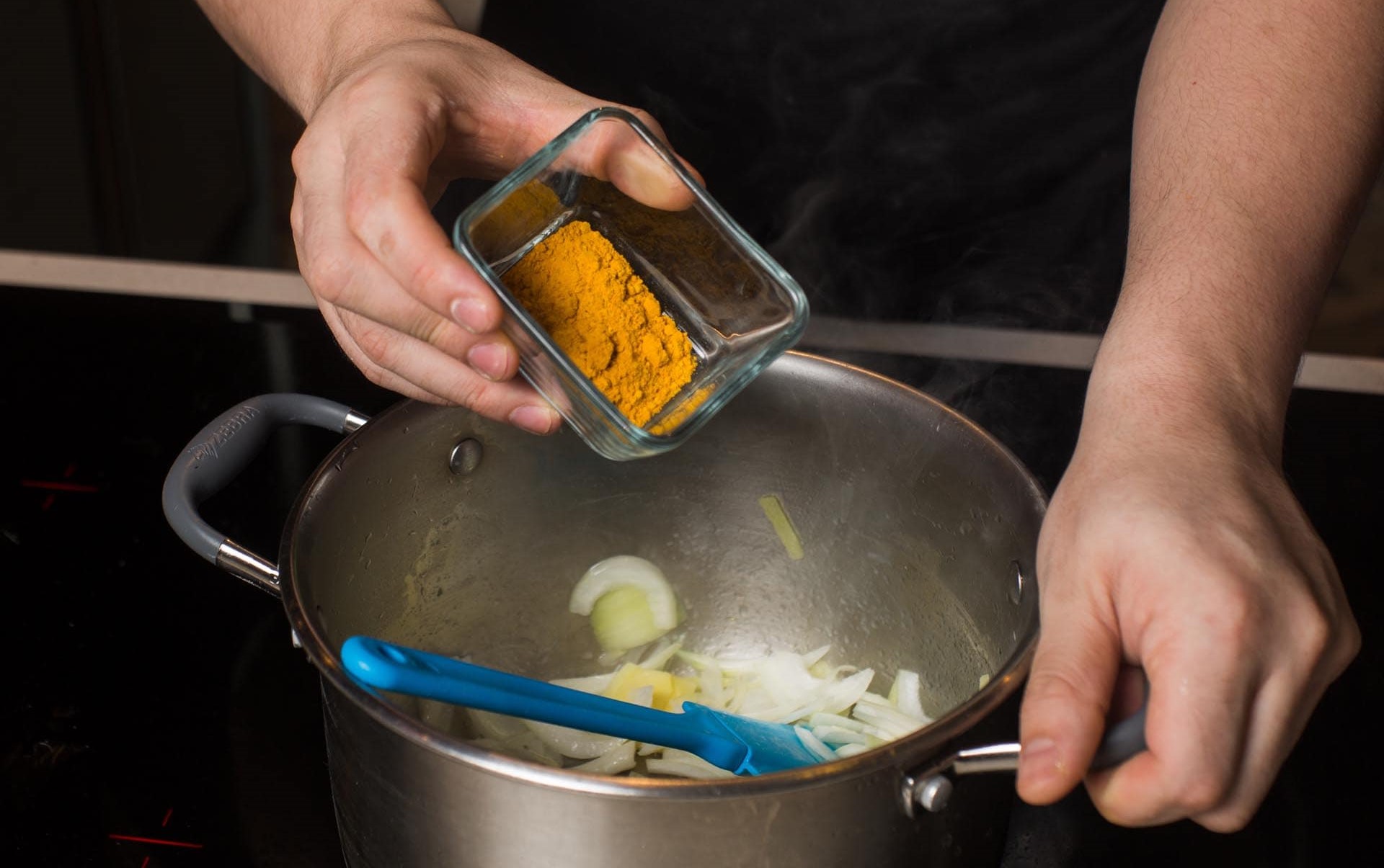 اضافه کردن ادویه - رفع ترشی غذا