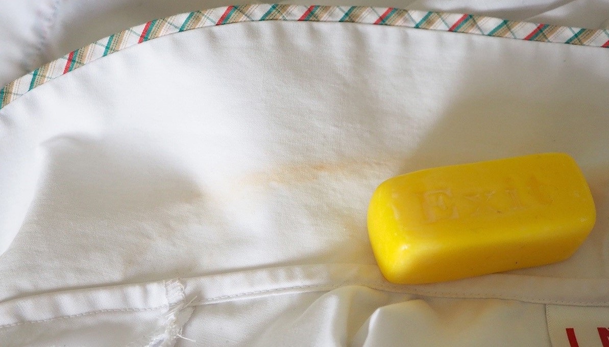 از بین بردن لکه لباس - از بین بردن چرک یقه پیراهن