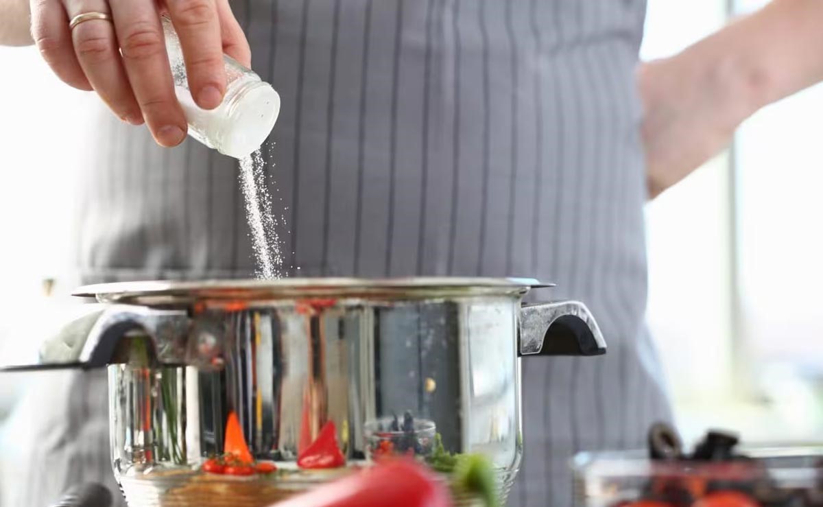 رفع ترشی غذا با نمک