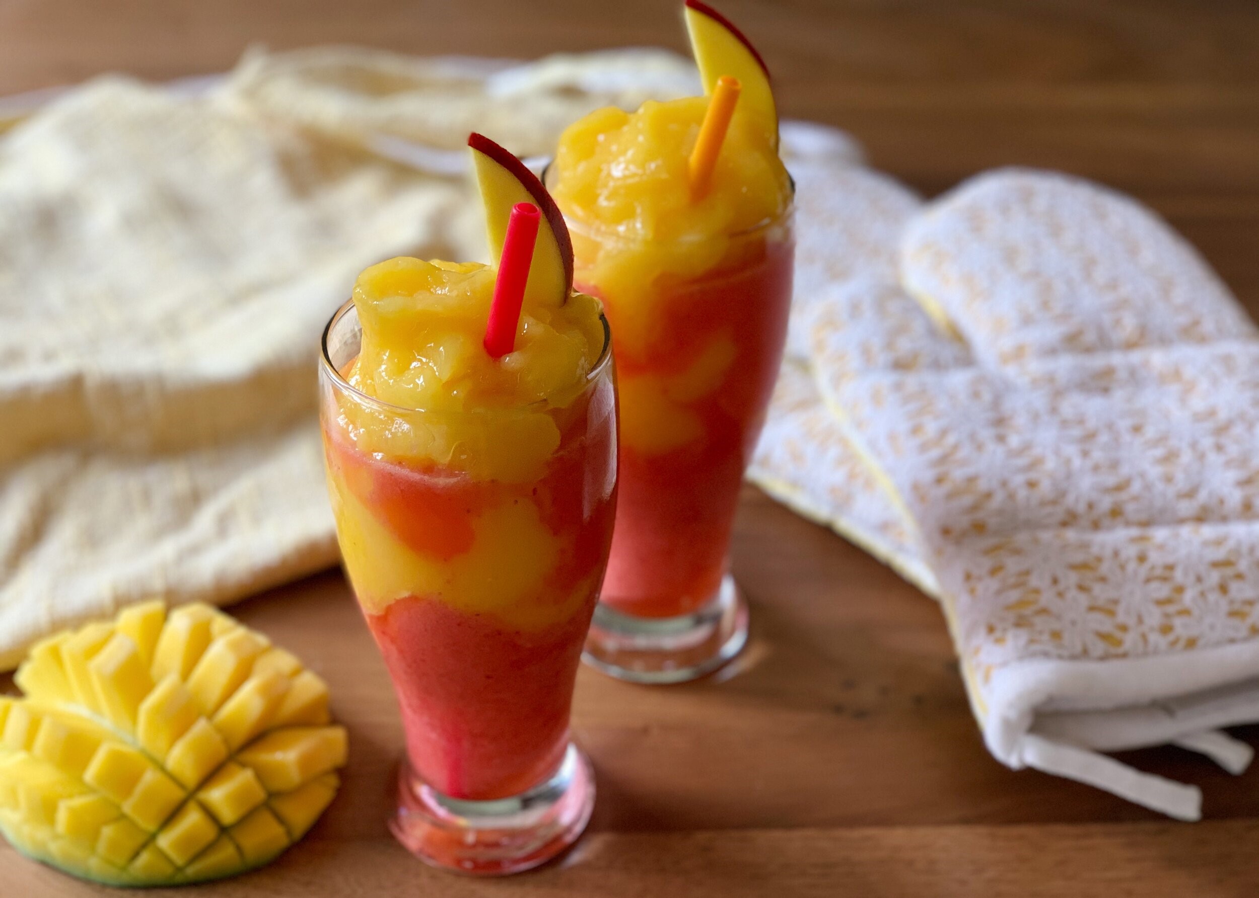 اسموتی انبه و توت فرنگی - طرز تهیه اسموتی انبه