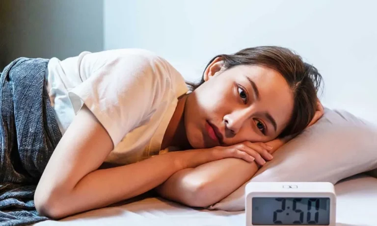 خانمی که در تخت خود دراز کشیده است | درمان سریع بی‌خوابی