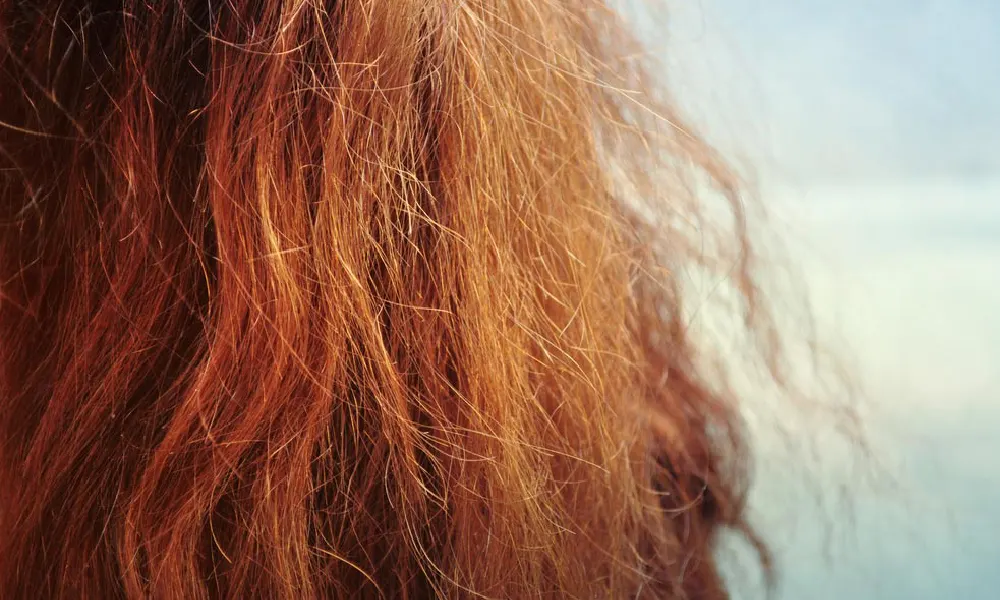 وزی موهای حنایی رنگ یک خانم | درمان وز شدن مو