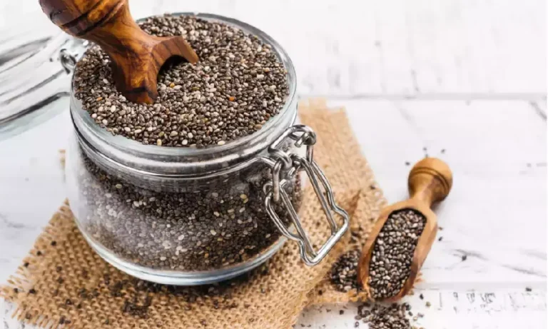 دانه های چیا درون یک ظرف بلوری | خواص دانه چیا