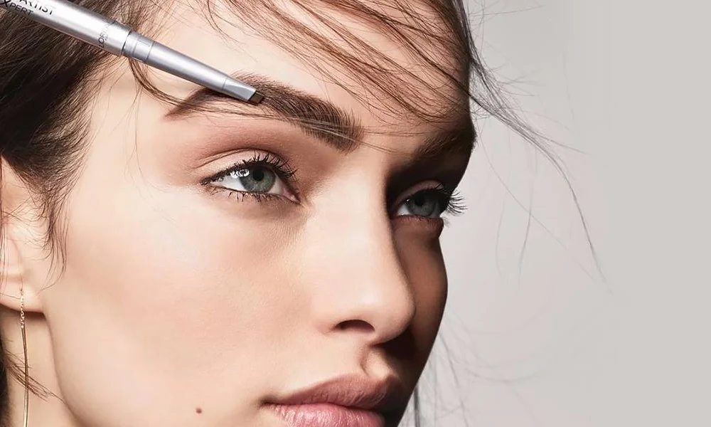 انواع مدل ابرو | خانمی با ابروهای پرپشت