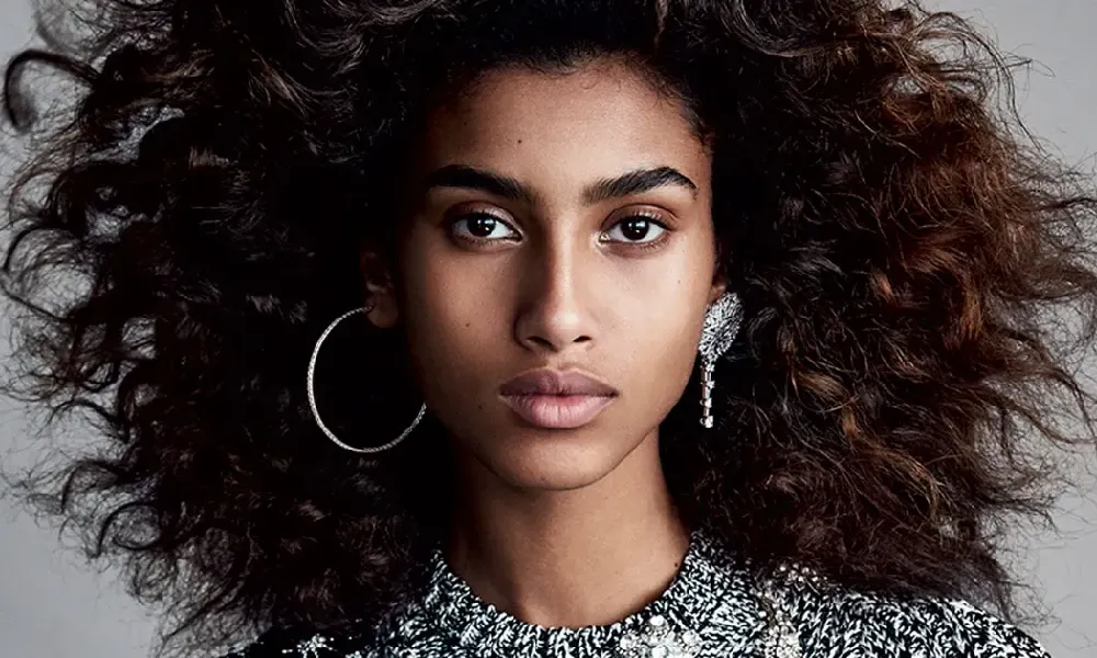 دختری با موهای فر | انواع مدل ابرو