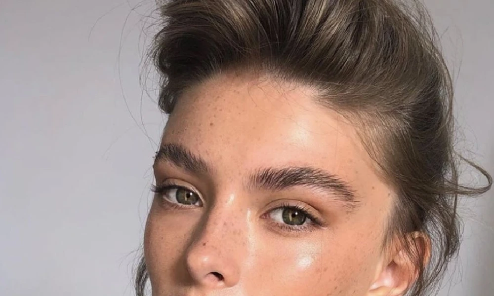 دختری با ابروهای لیفت شده | انواع مدل ابرو