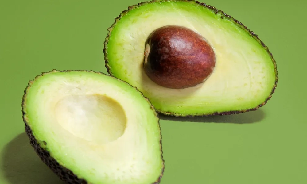 یک آووکادوی از وسط نصف شده | خواص آووکادو