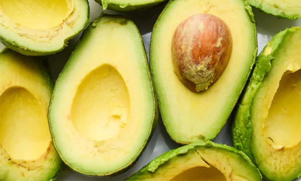 اووکادوهای از وسط نصف شده در کنار هم | خواص آووکادو
