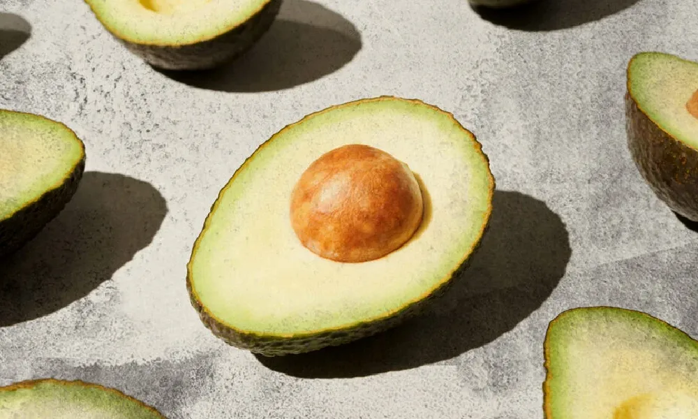 میوه آووکادو از نمای بالا | خواص آووکادو