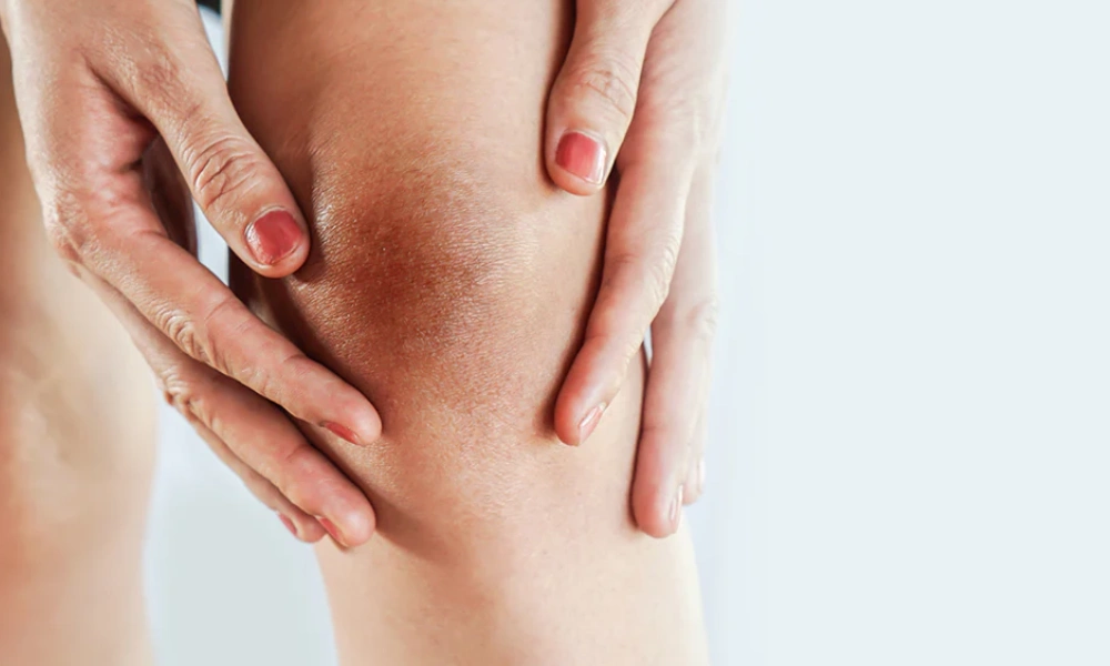 تیرگی زانو خانمی با لاک های قرمز