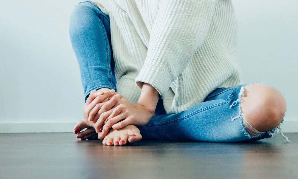 تیرگی زانو هایی مشخص شده از زاپ شلوار یک خانم