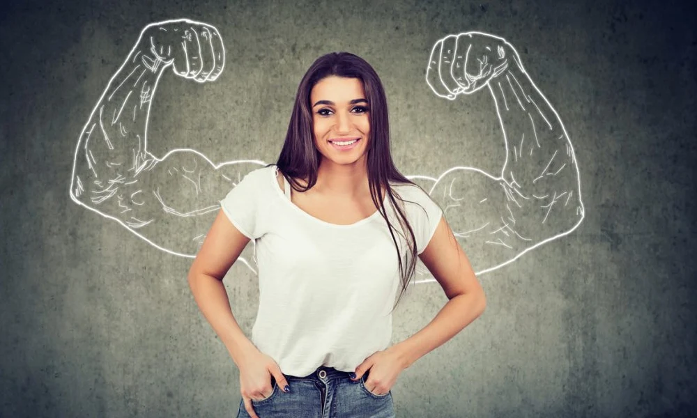 دختری ایستاده جلوی یک دیوار مشکی رنگ | افزایش عزت نفس