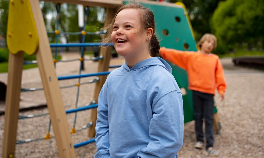 دختری مبتلا به اوتتیسم | علائم اوتیسم