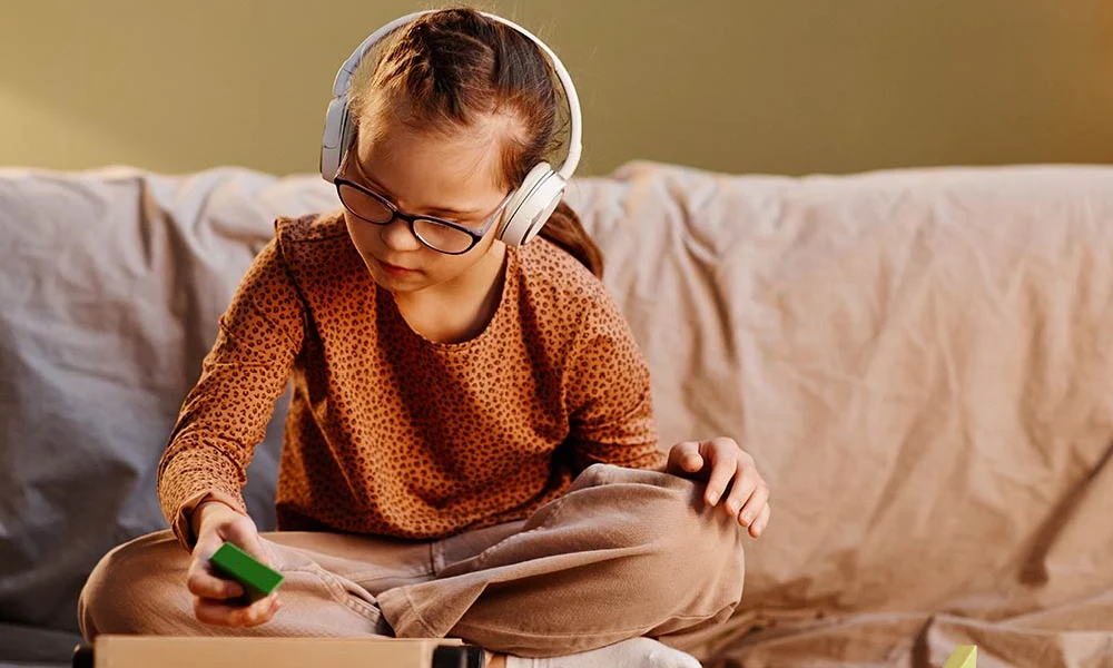 کودکی مبتلا به توتیسم | علائم اوتیسم