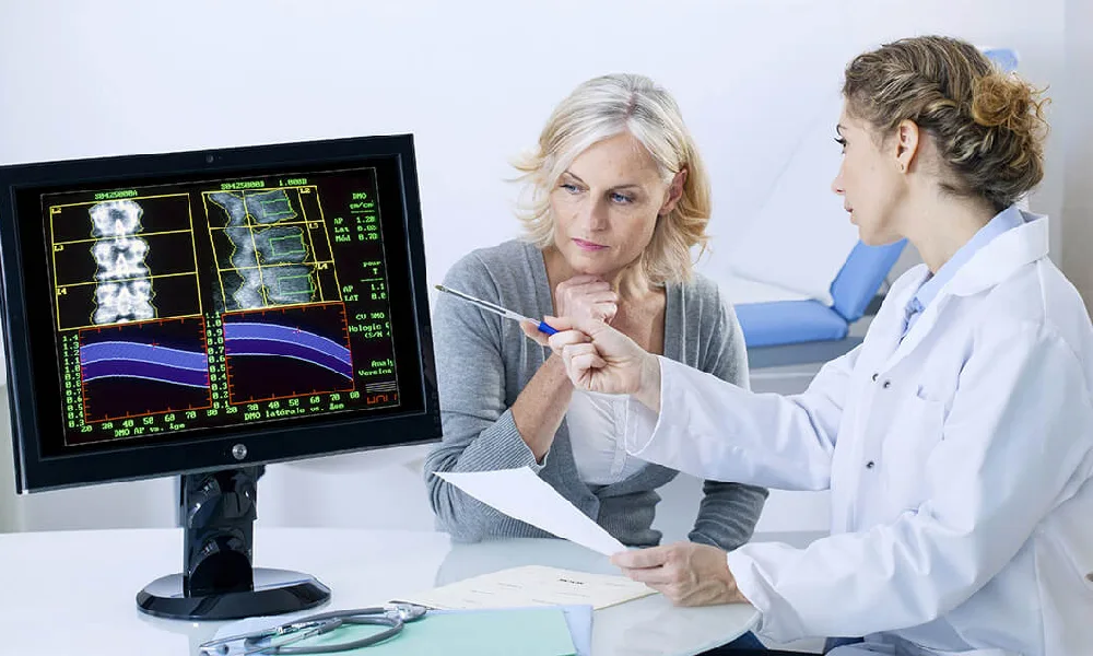 خانمی که برای دریافت مشاوره درمان پوکی استخوان به پزشک مراجعه کرده