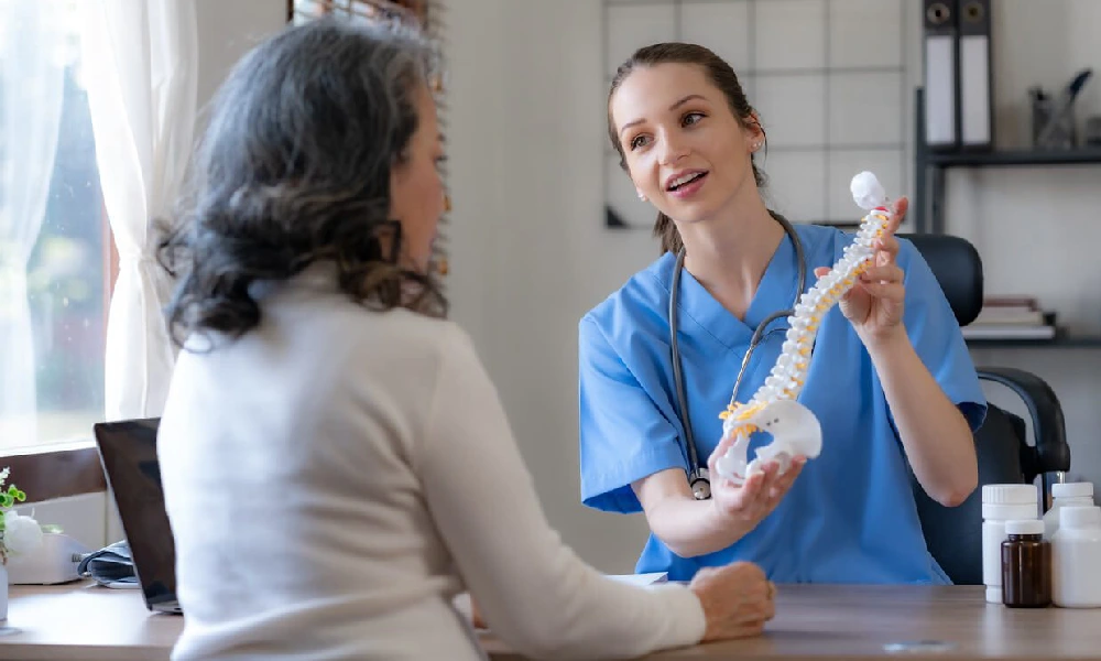 پزشکی در حال مشاوره درمان پوکی استخوان