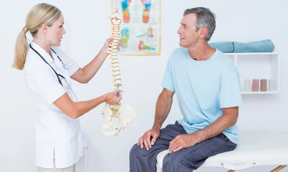 پزشکی در حال مشاوره دادن به بیمار | درمان پوکی استخوان