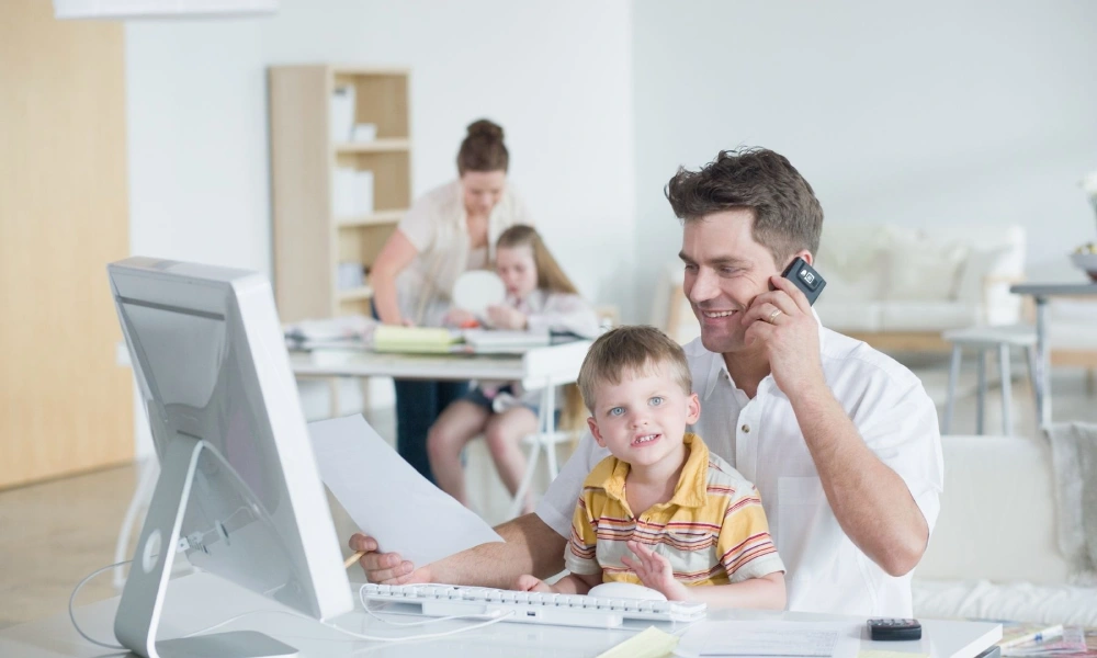 پدری به همراه فرزند در حال کار کردن | ایجاد یک کسب و کار خانگی