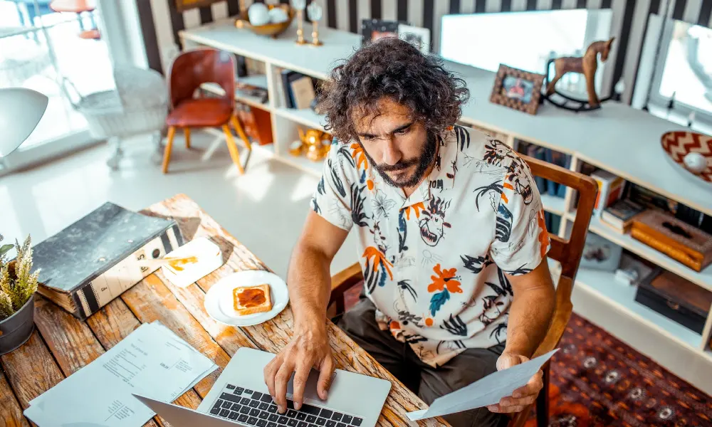 مردی در حال انجام کار در منرل | ایجاد یک کسب و کار خانگی