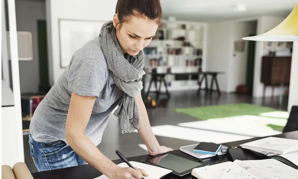 خانمی در حال کار کردن در منزل | ایجاد یک کسب و کار خانگی