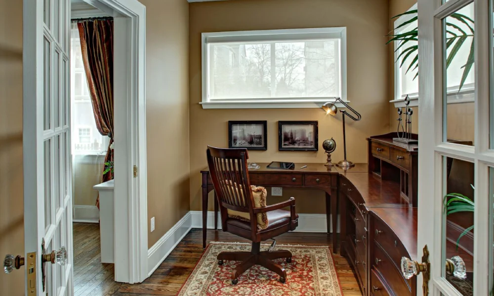 فضای کوچکی در خانه که به کار کردن با سیستم اختصاص یافته | فضای کار در خانه