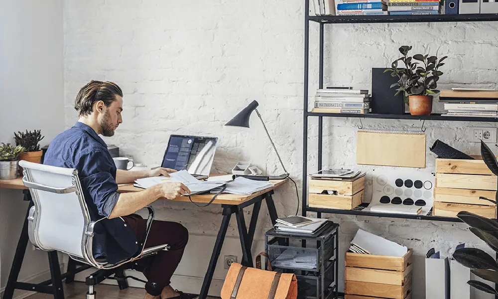 پسری در حال کار در خانه | فضای کار در خانه