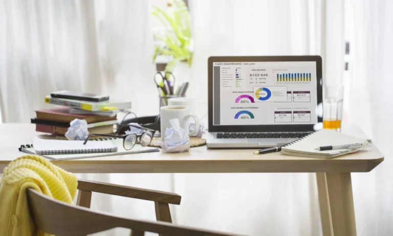 میز کاری که در فضای پر نور خانه قرار گرفته است | فضای کار در خانه