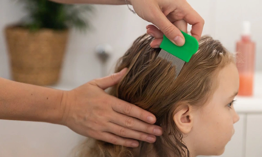 مادری در حال شانه کردن موی سر دختر خود با شانه ی شپش | پیشگیری از شپش سر
