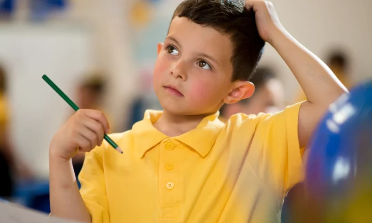 پسربچه ای در حال خاروندن سر خود | پیشگیری از شپش سر