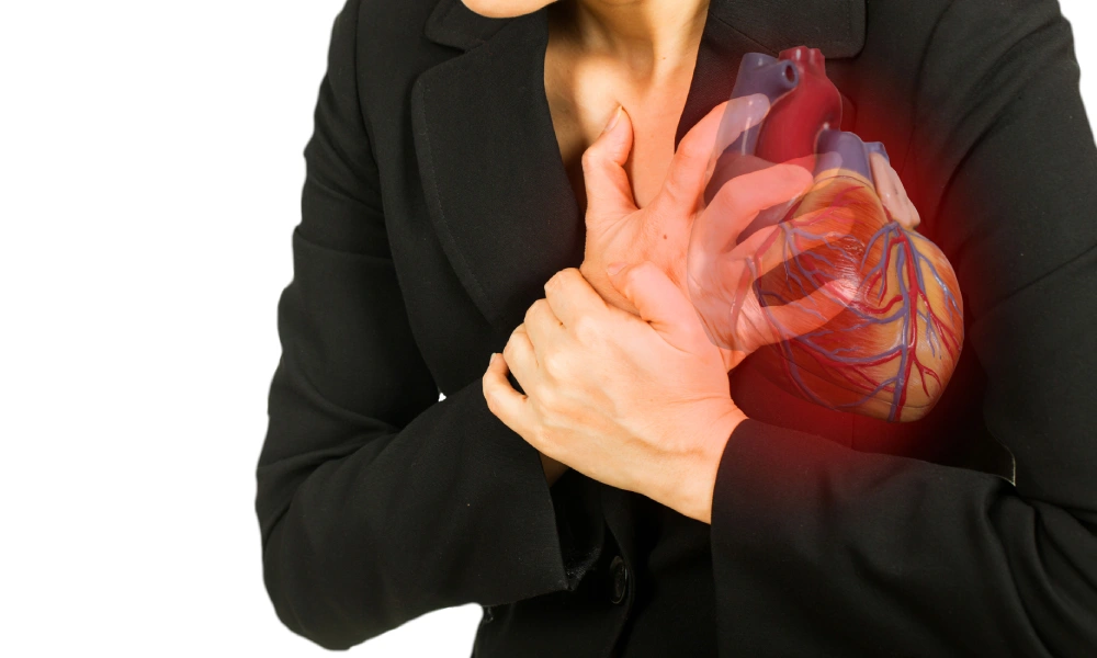 خانمی که از شدت درد قفسه سینه خود را لمس میکند | جلوگیری از سکته قلبی