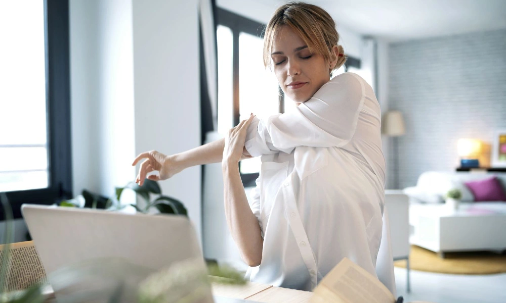 خانمی که از گرفتگی عضلات رنج میبرد | علائم کمبود منیزیم