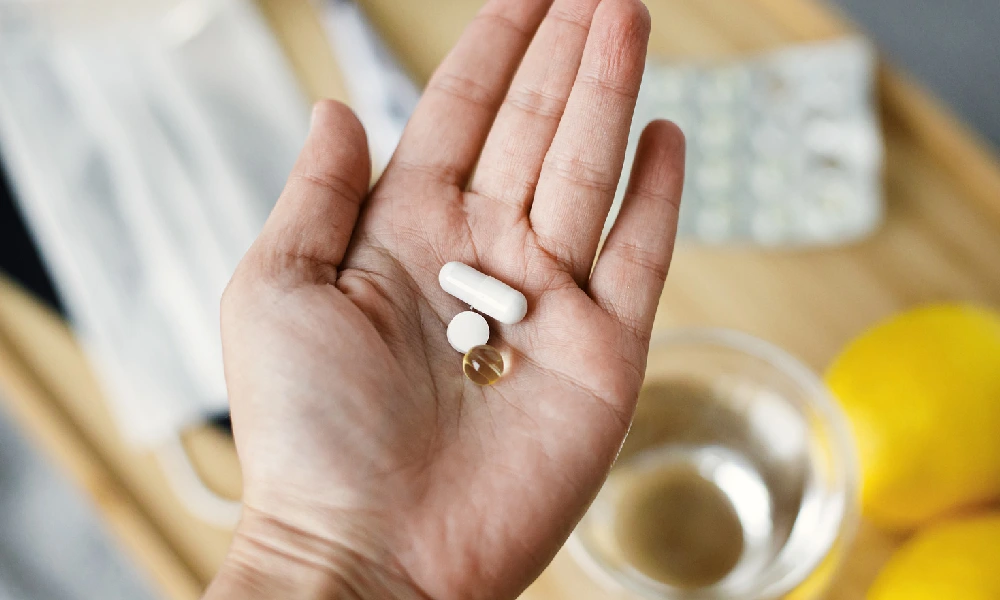 فردی که یکسری مکمل در دست دارد | علائم کمبود منیزیم