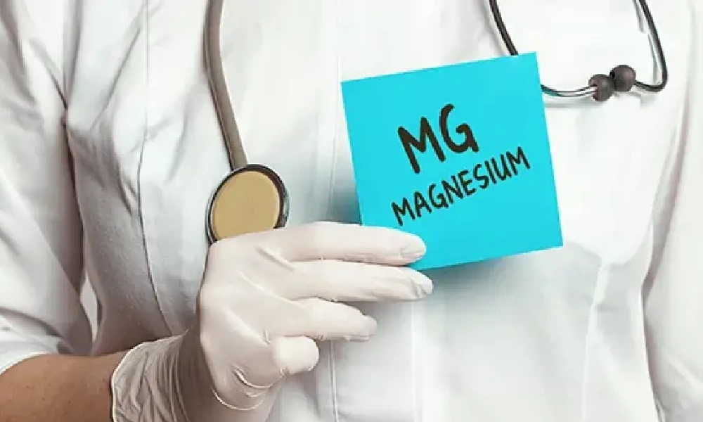 پزشکی که یک کاغذ در دستش دارد | علائم کمبود منیزیم