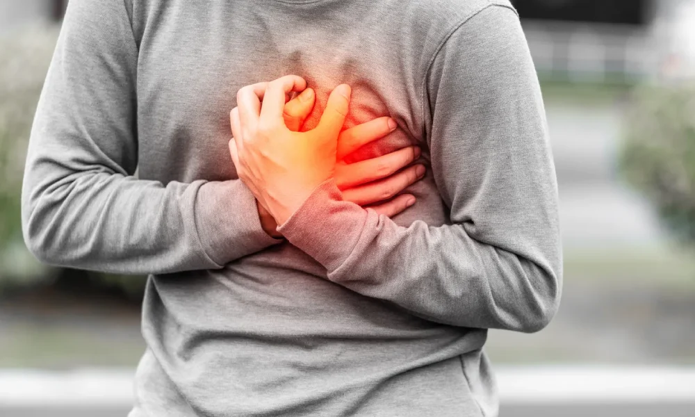 علائم سکته قلبی | فردی که در قفسه سینه خود درد احساس میکند