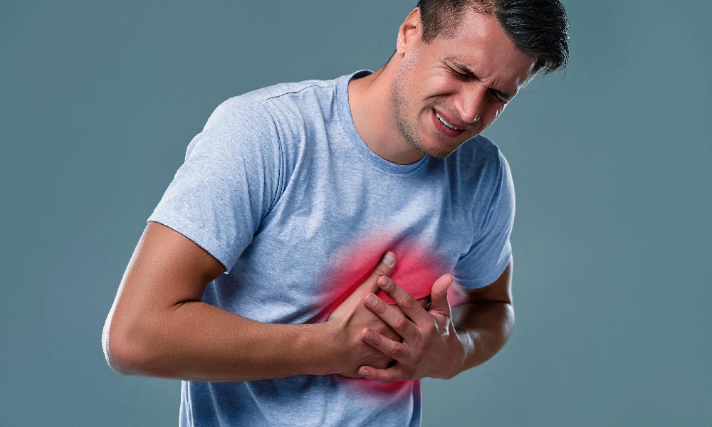 علائم سکته قلبی | فردی که قلب درد دارد