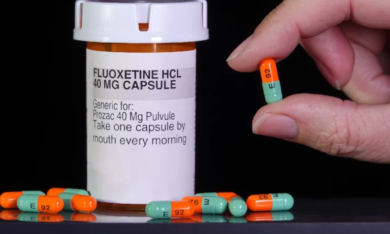 عوارض فلوکستین | فردی که یک کپسول فلوکستین در دست دارد