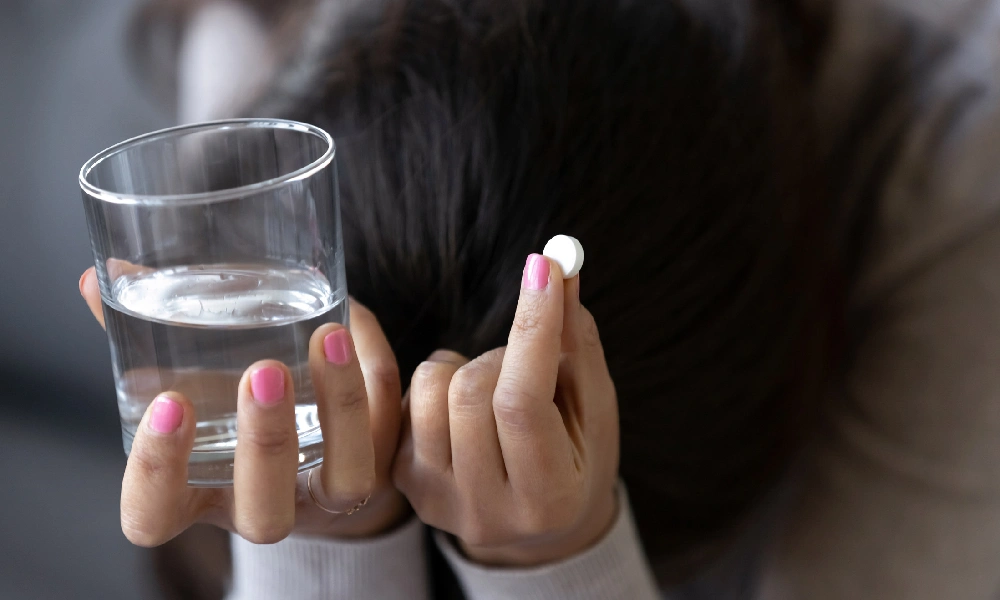 عوارض فلوکستین | خانمی که قصد خوردن قرص را دارد