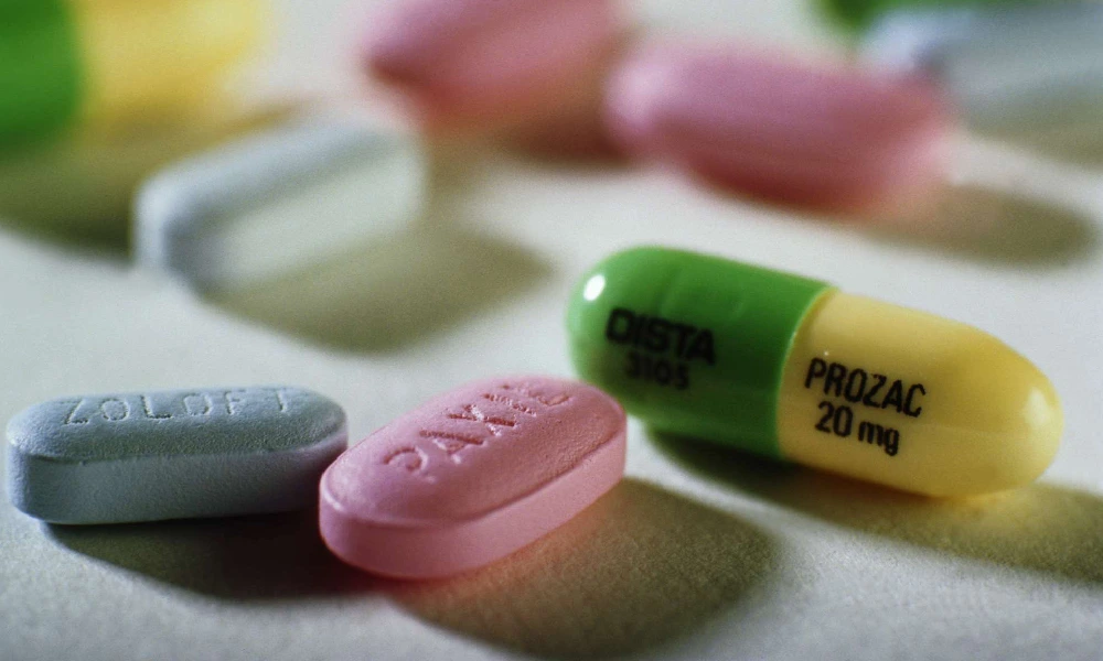 عوارض فلوکستین | چند قرص مختلف روی یک سطح سفید رنگ
