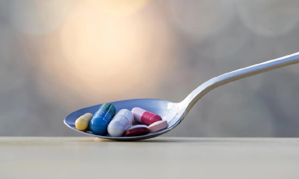 عوارض فلوکستین | یک قاشق غذاخوری پر از قرص