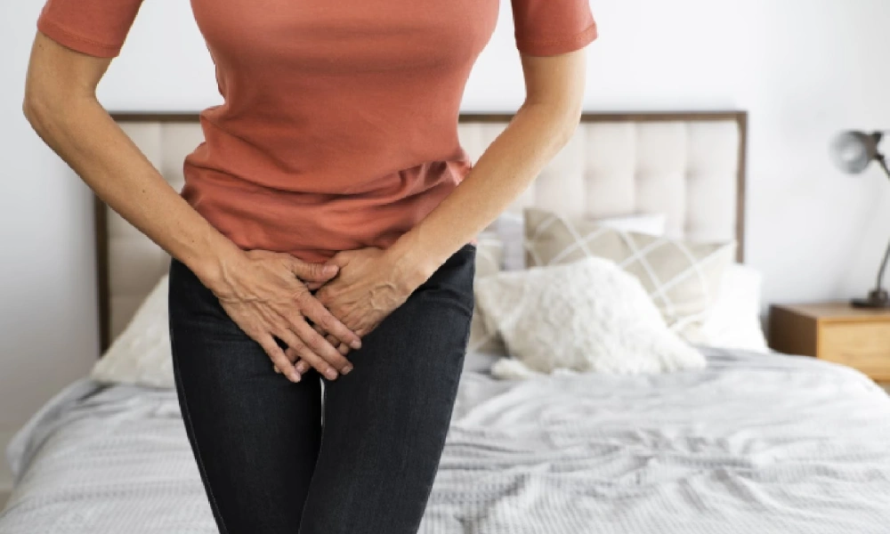 علت خارش واژن | خانم لاغراندامی که دستانش را روی ناحیه شرمگاهی خود قرار داده