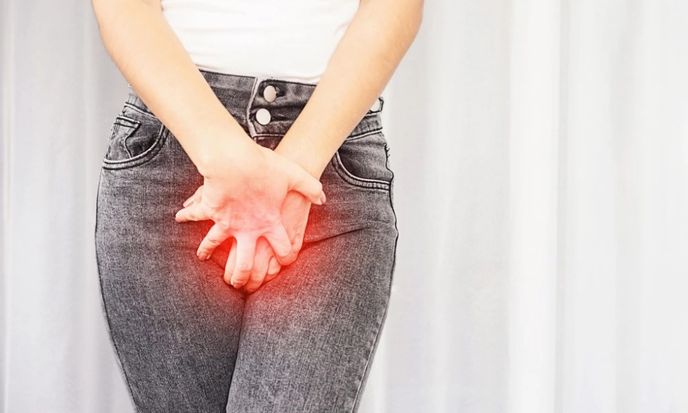 علت خارش واژن | خانمی که دستش را روی ناحیه تناسلی خود قرار داده