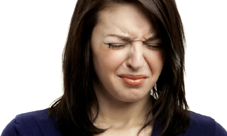 علت تلخی دهان | خانمی که از تلخی دهانش آزرده است